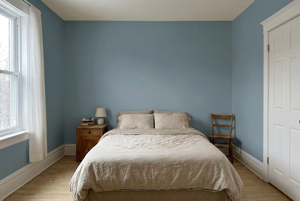 Chambre aux murs bleu-gris, lit en lin