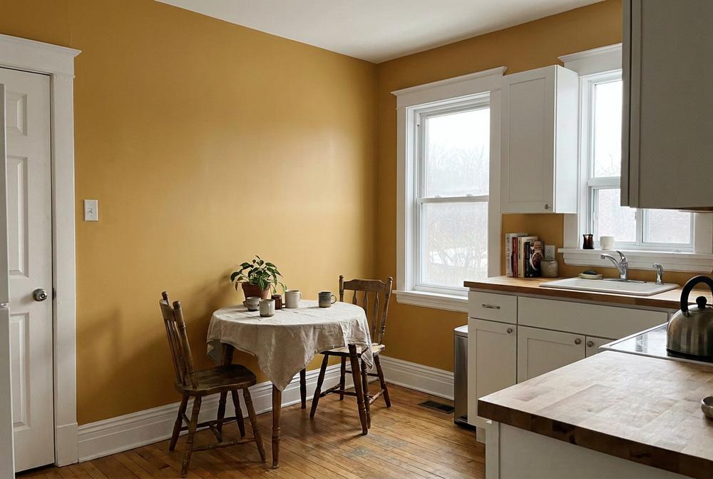 Cuisine aux murs ocre moutarde